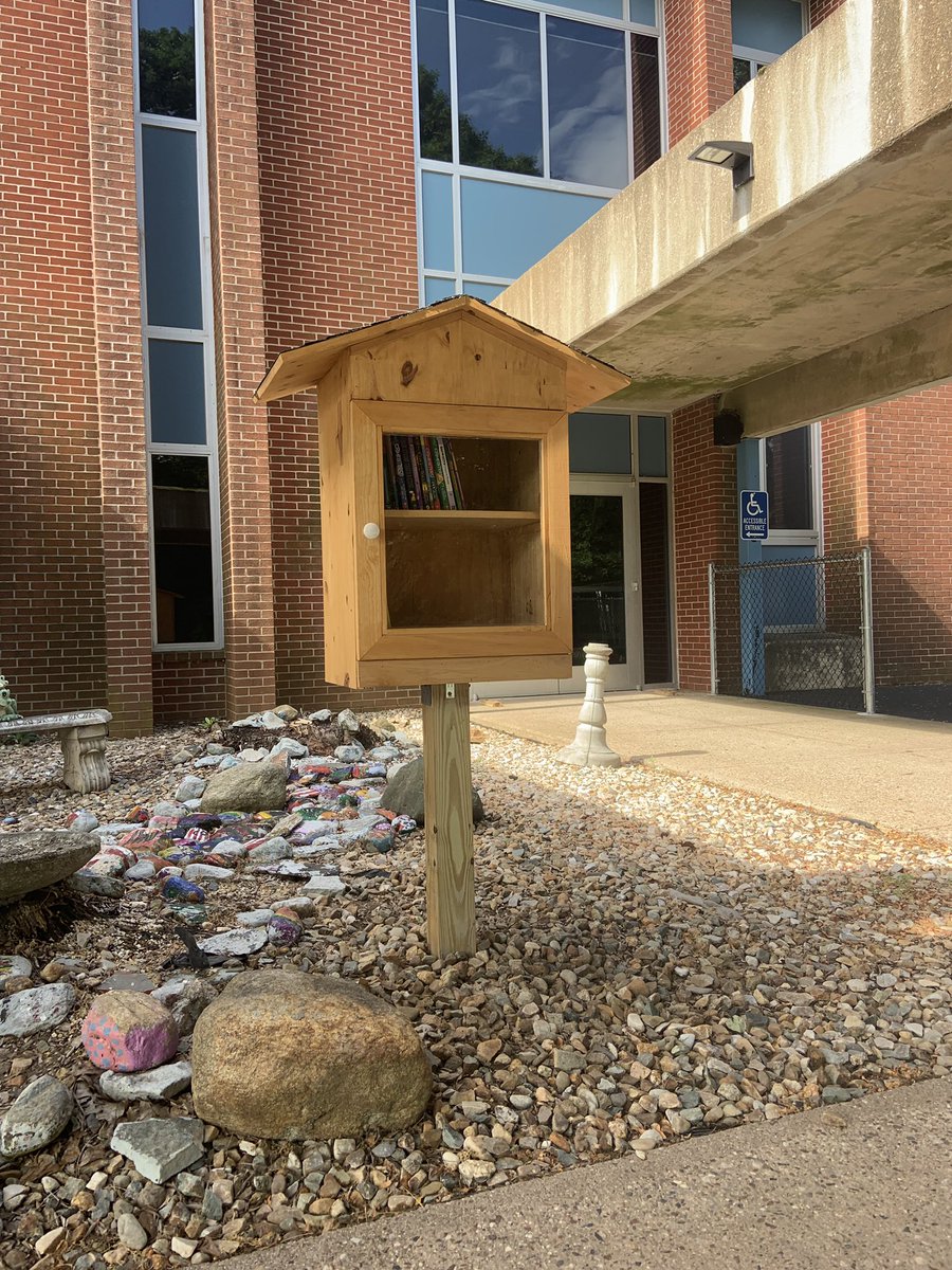 MrSimpson_Runs's tweet photo. @AlcottAllStars our Lending library is taking shape! Thanks to Noah for donating some books to get us started! I hope everyone’s summer reading is going well! #leaveabooktakeabook 💫 📚 🏫 https://t.co/E5LE3xPsZJ