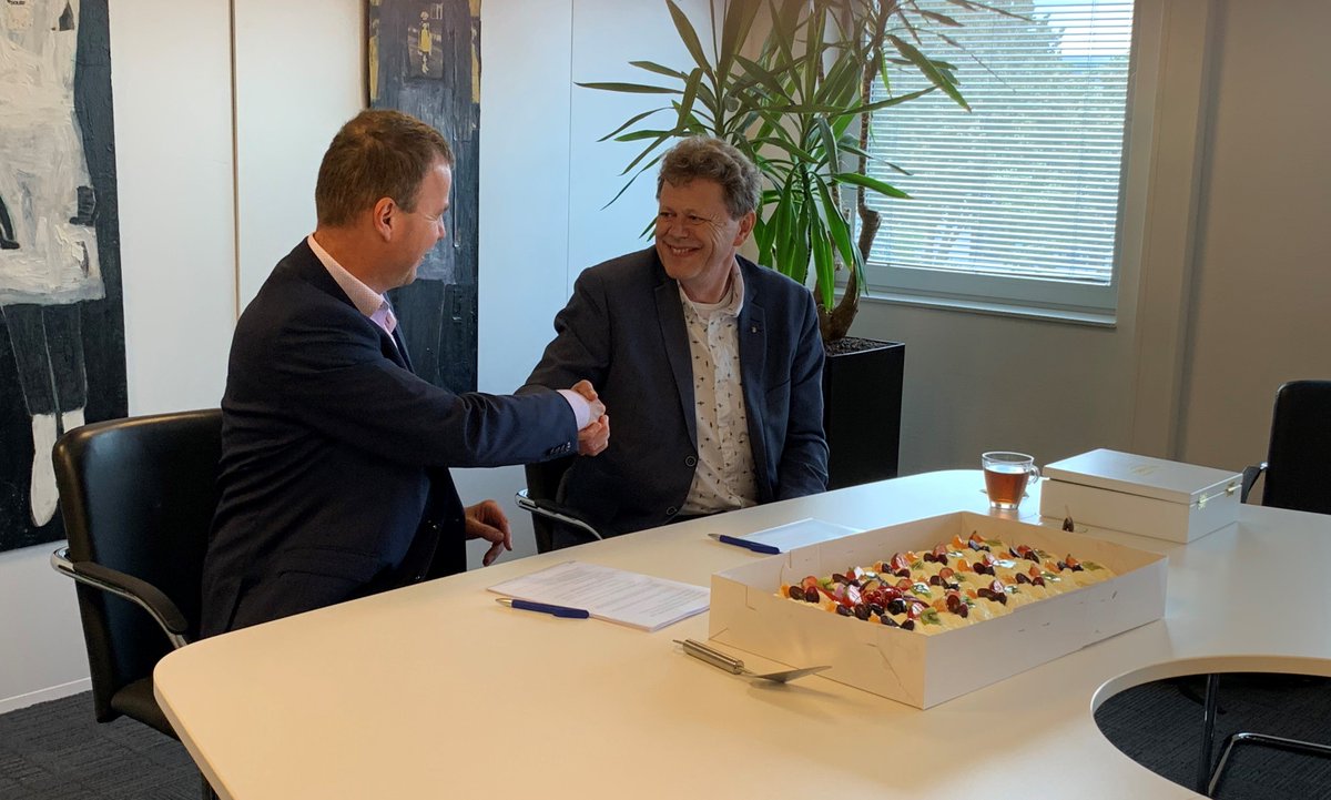 Shared Service Centre Twente (SSC) en #Dimpact tekenen vandaag voor de verlenging van de hosting van het zaaksysteem. En daar hoort natuurlijk taart bij! Op een prettige voortzetting van de samenwerking! 
#samenwerking #gemeenten #dienstverlening