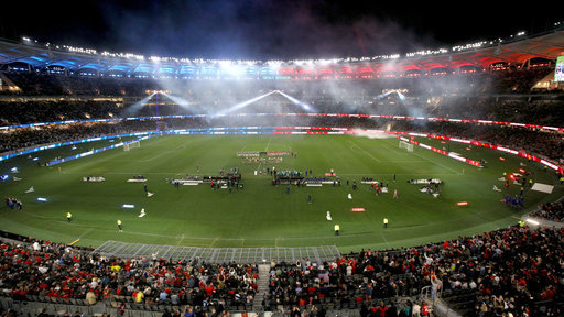 WilliamHill's tweet photo. 🏟️ Most recent attendances in Man Utd rivalries away from Old Trafford:

55,274 vs Leeds Utd 
54,316 vs Man City
52,908 vs Liverpool

🤥 Not famous anymore.

#LUFC https://t.co/fDJbUHXUos