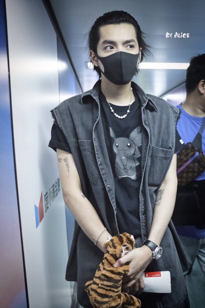 yaoyao_august's tweet photo. The same postureโฏ๐๐๐
#KrisWu #WuYifan #wyf #51f #51wyf #galaxyfanfan #Kris @KrisWu https://t.co/MBOIx3g77V
