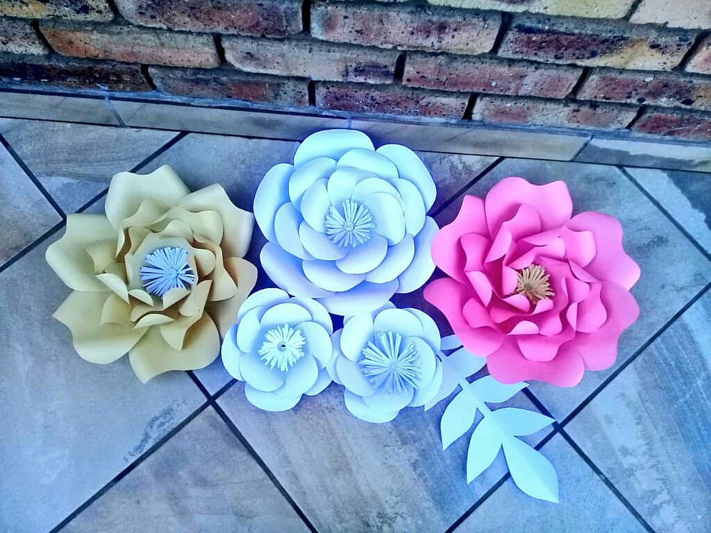 _Paper_Perfect's tweet photo. Our 5 pc Paper Flower sets are back on sale.
R280 5 flowers (excl delivery and courier) 
0769444170 For orders ✂🌼💛💗
#paperflowers #backdrop https://t.co/h6bsNErN6D