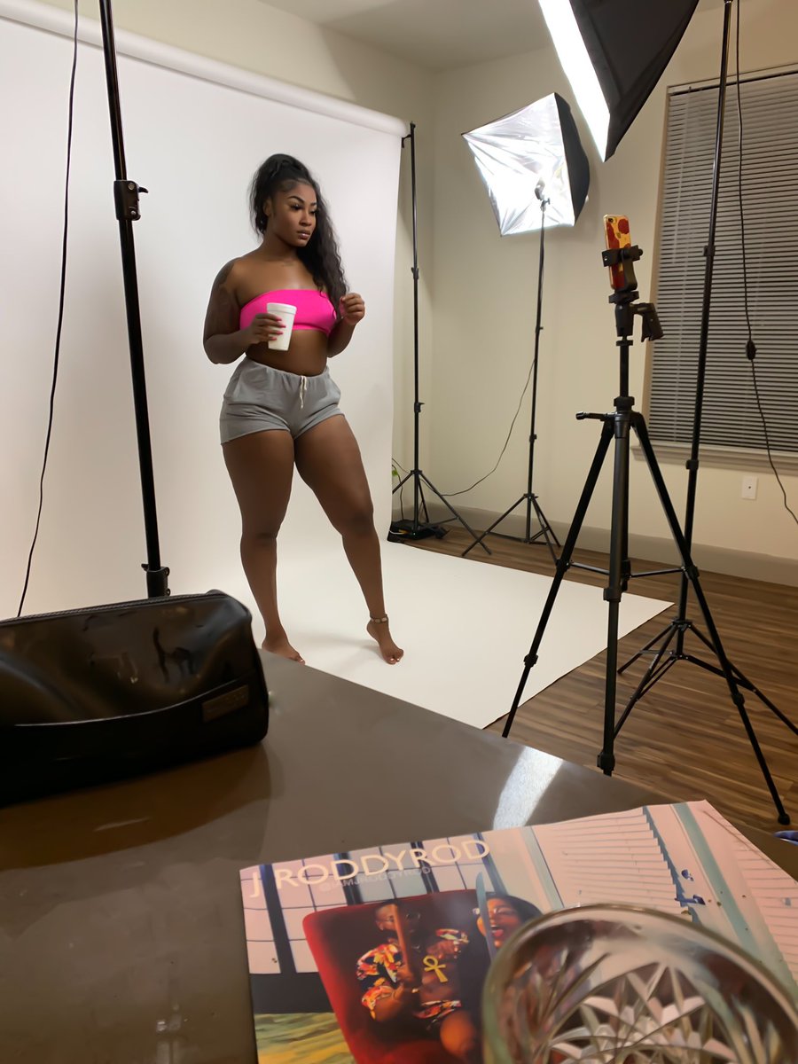 realjroddyrod's tweet photo. Funky Music , Visuals , Photography , Exclusive content , if bout getting to a bag lá baby get down with the lá familia . We going nationwide🌍 📈 #VA 🌉 #TX #PowerHouseEnt #ParadisePalace #TwerkGod #HiddenGems 💎 [ Click the link in my bio for uncutt content ] https://t.co/OReiy9ky5G