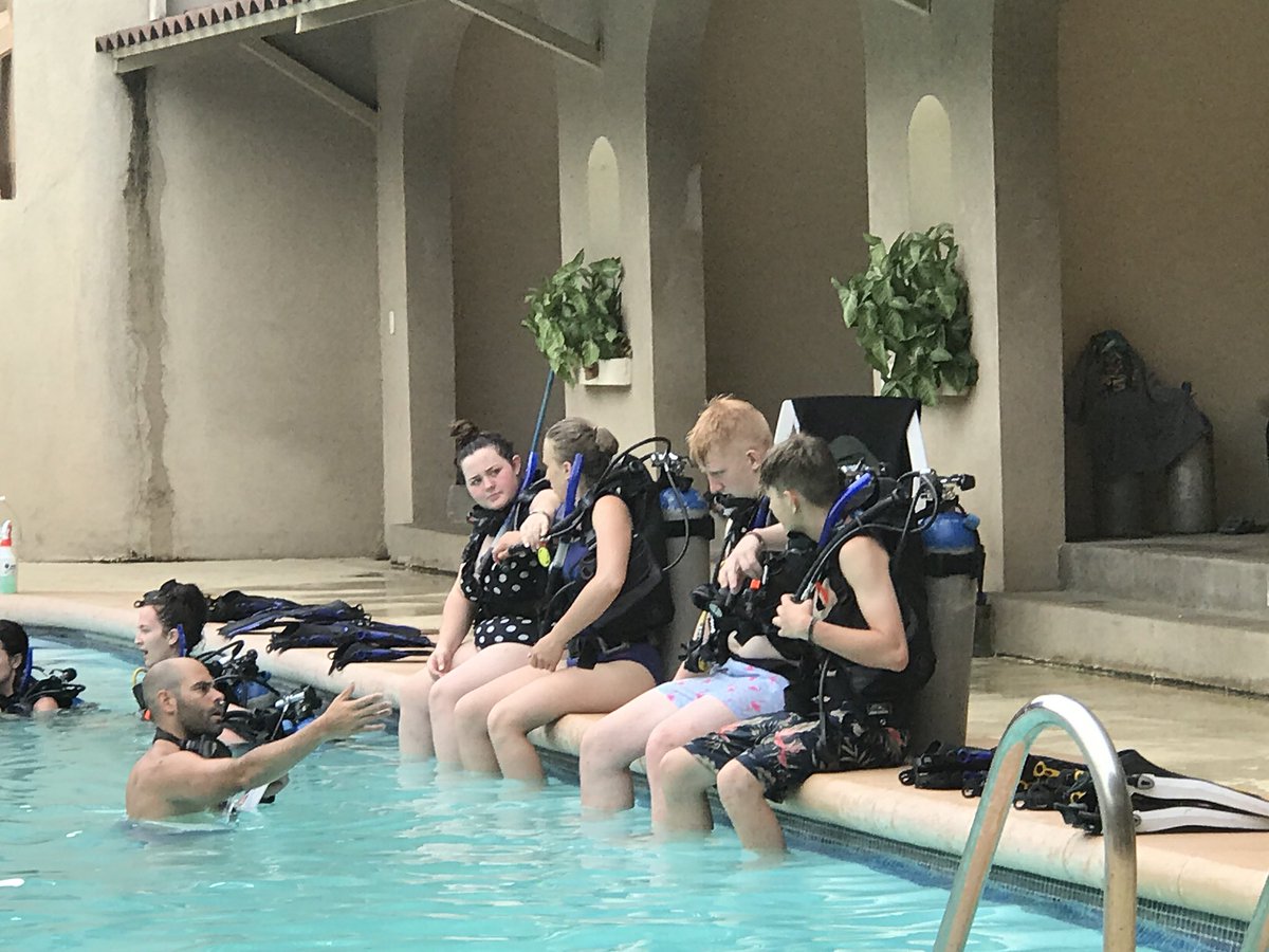 ErnulfCamps's tweet photo. #lovinglife #scuba #marksthebestteacher #lookattherefaces #smile https://t.co/FnaTOrlJAL