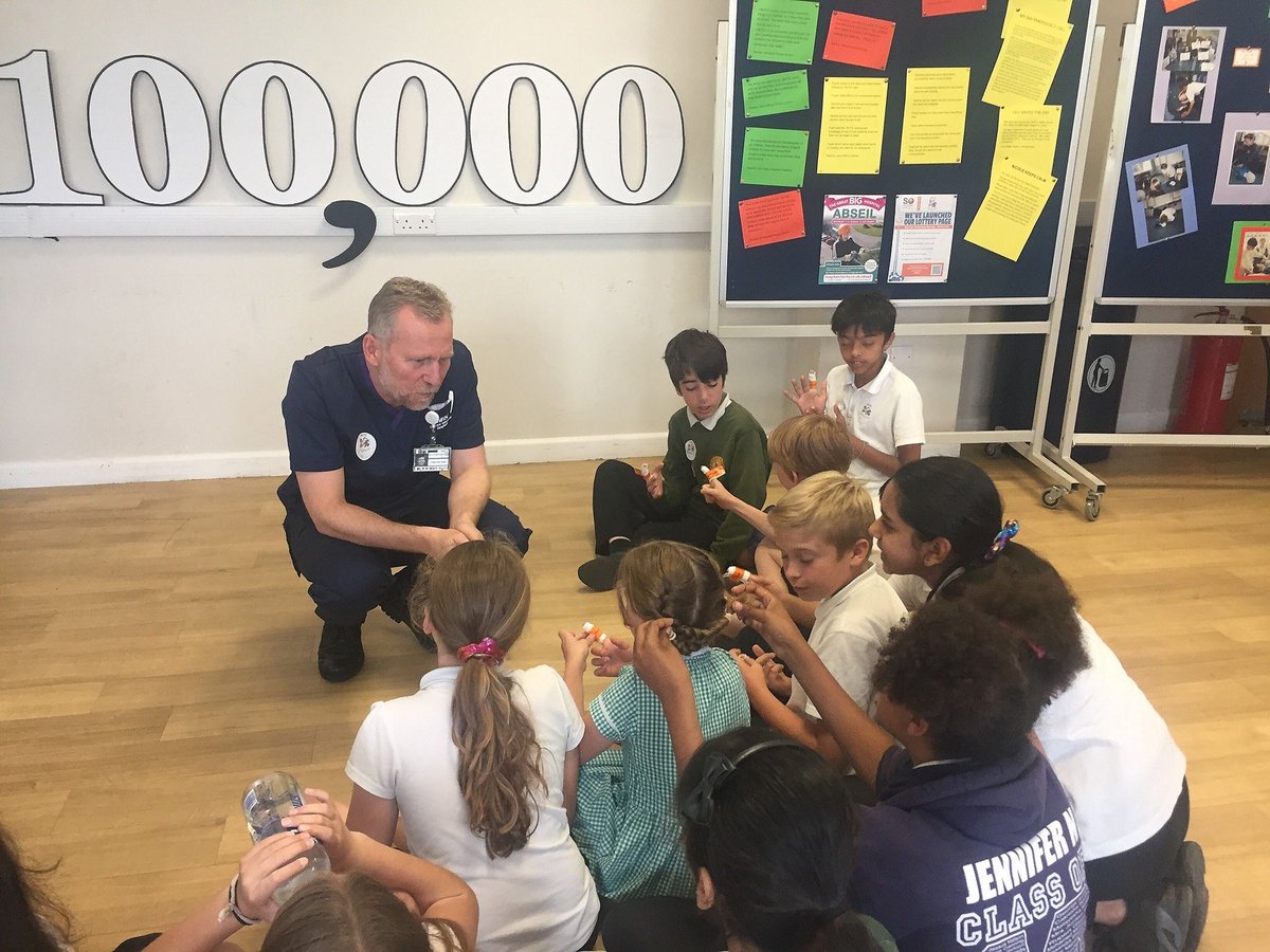 OUHospitals's tweet image. An example of how we're #livingthevalues with learning - @OxfordIMPS1  celebrated teaching their 100,000th pupil today.  @OxfordLordMayor  came to congratulate the team and learn while he was at it - pupils showed him CPR &amp;amp;  how to use a defibrillator socsi.in/X18eh