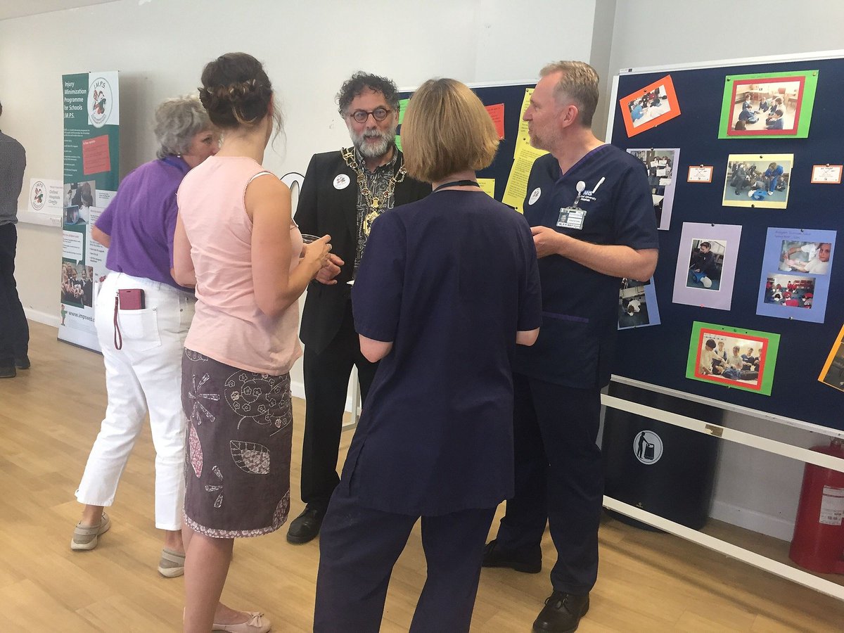 OUHospitals's tweet image. An example of how we're #livingthevalues with learning - @OxfordIMPS1  celebrated teaching their 100,000th pupil today.  @OxfordLordMayor  came to congratulate the team and learn while he was at it - pupils showed him CPR &amp;amp;  how to use a defibrillator socsi.in/X18eh
