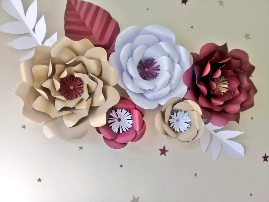 _Paper_Perfect's tweet photo. Burgundy and Gold Themed Paper Flowers ✂🌼💛💗
#Paperflowers #Backdropflowers https://t.co/j1BdSl0M05