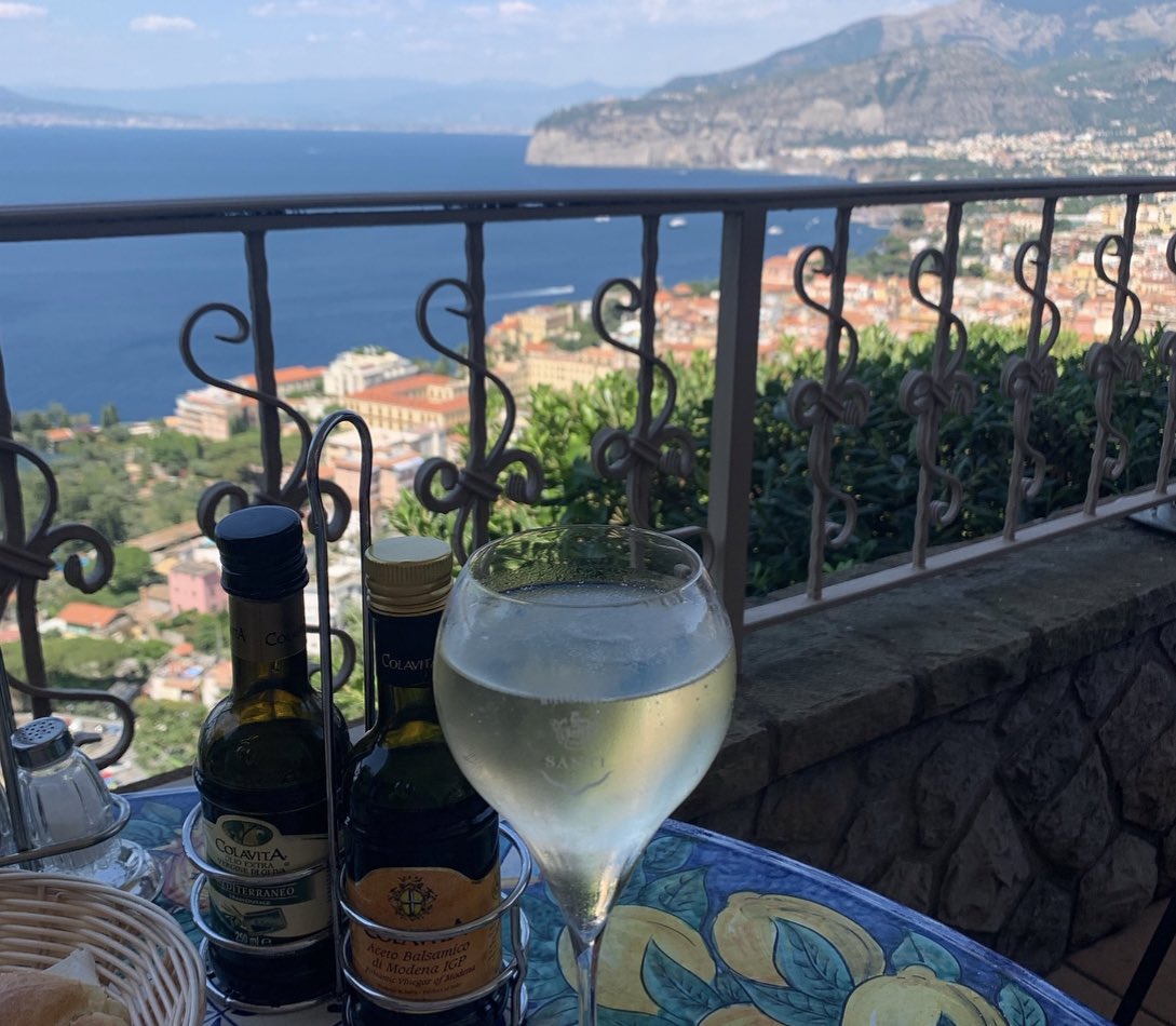 It’s always important to take your lunch break...🇮🇹🥂✌🏻 #italianlife #italianviews #sorrento #amalficoast