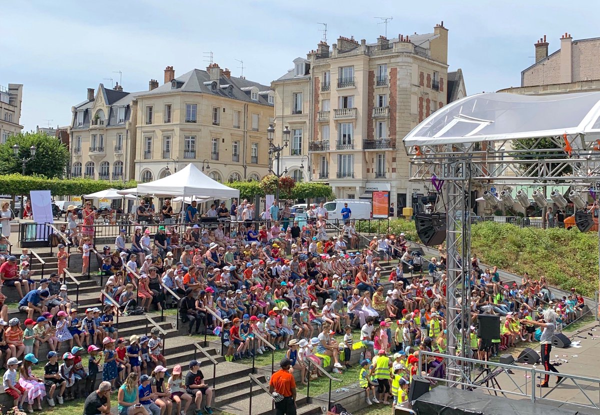 VilledeReims's tweet photo. Belle #ambiance cet après-midi au #Cryptoportique, avec les #enfants des #MaisonsDeQuartier de #Reims, pour le #concert de #LaCieColbok sur le thème : La Vache qui #rock - Liberté-Egalité-Bonbons à volonté ! https://t.co/N2lHq6Ottg