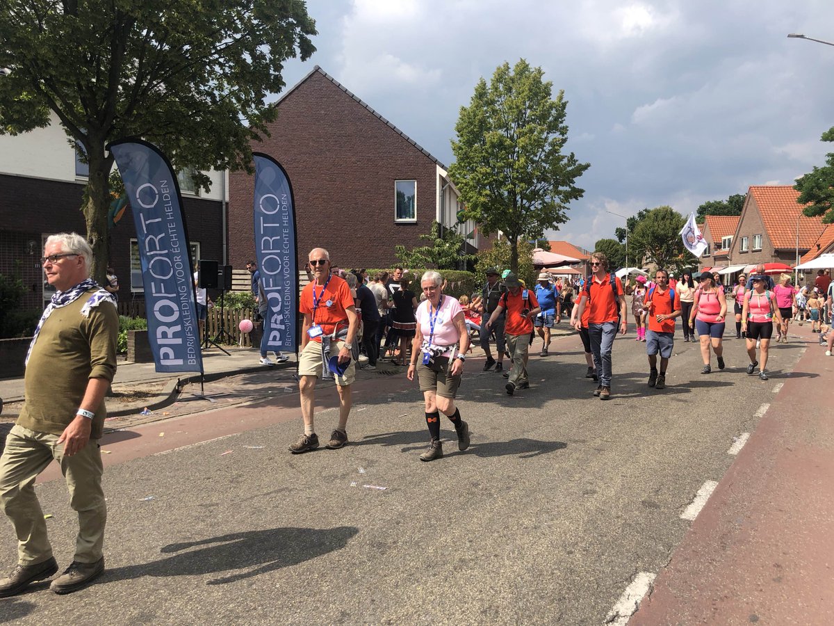 Vandaag met team Proforto present op dag 2 van de Nijmeegse Vierdaagse om alle wandelende helden aan te moedigen 🚶🏽‍♂️🚶🏼‍♀️🚶🏽‍♂️