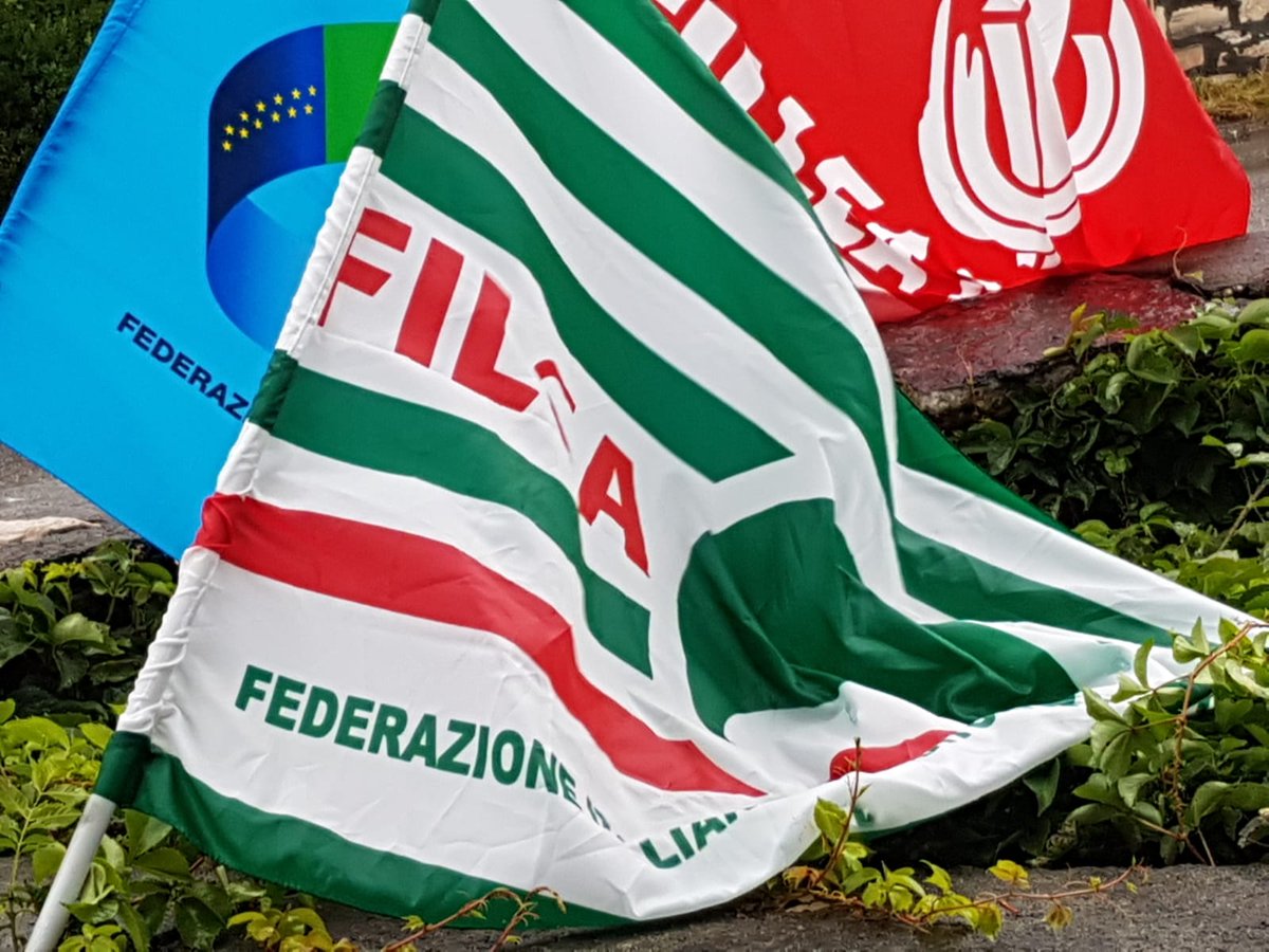 FilcaCisl's tweet photo. #Tecnis, via libera dei lavoratori alla vendita alla D'Agostino Costruzioni. #Sindacati soddisfatti, ma avvertono: "Nel settore delle #costruzioni ci sono ancora crisi importanti che attendono soluzioni che garantiscano l’occupazione". 
https://t.co/zESPPttwSl #edilizia #lavoro https://t.co/v0pQPU0e3d