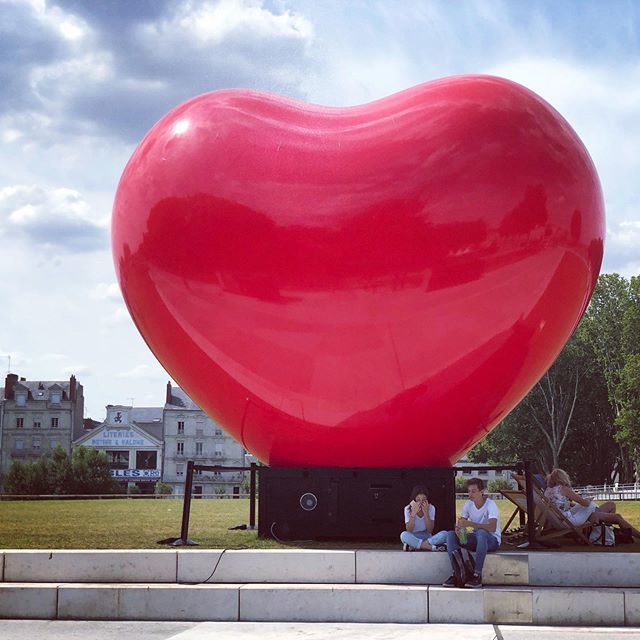 LOKKILUCK's tweet photo. A l’ombre d’un ❤️ #angers #objectifangers #visitangers #igersanjou #igersangers #visitfrance #jaimelanjou #paysdelaloire https://t.co/KvmnYIgJGD https://t.co/Lu7q4J2odE