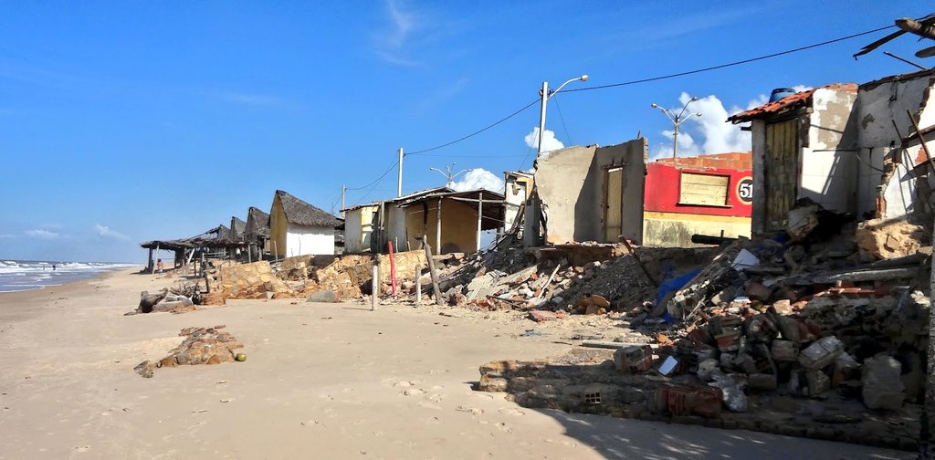 ribamaragao's tweet photo. Ontem, 16/07, recebi esta foto da Pedra do Sal. Tudo do mesmo jeito, em pleno período de férias de julho, enquanto o gov. W. Dias vai para a China 'fazer sabe-se lá o quê!'. Qual é a impressão que fica na cabeça de um turista que visita a única praia de Parnaíba? #descaso #pedral https://t.co/Lsf59Dpc68