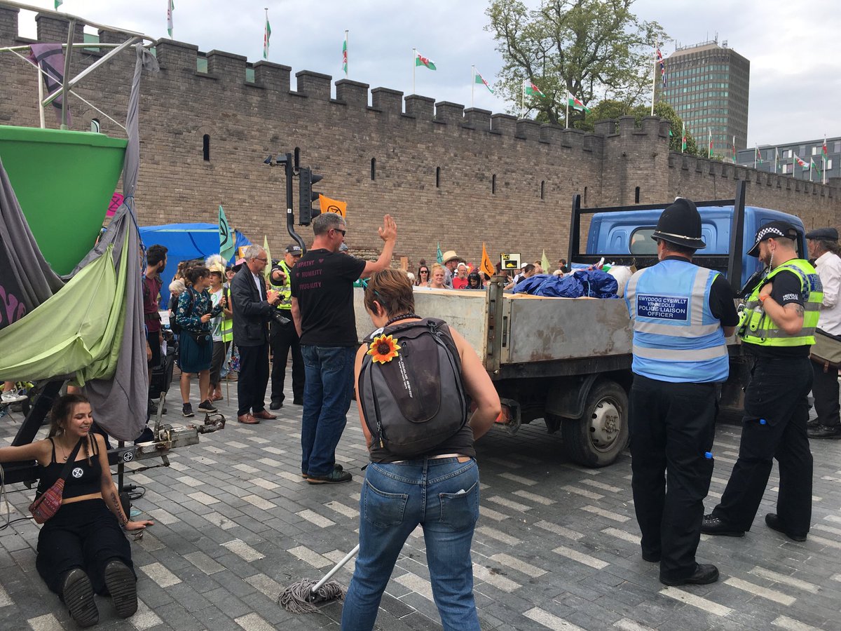 There’s minutes to go until the #xrcardiff protest moves from castle street in Cardiff. Van gets ready to tow the green boat. Police outrider and mounted officers here to ensure the procession to city hall moves safely ⁦<a href="/BBCWalesNews/">BBC Wales News</a>⁩