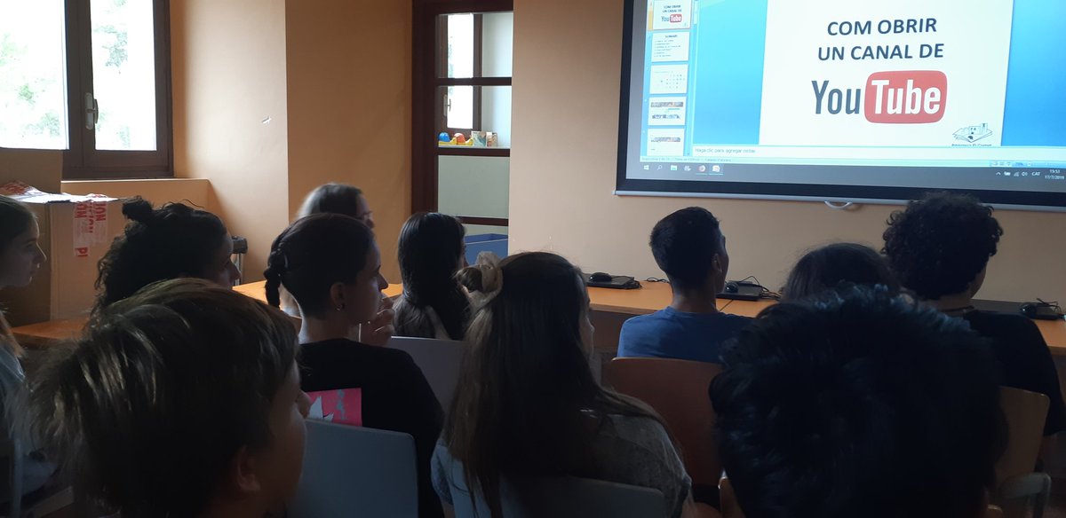 Aprendre a ser #Youtuber amb la #bibliotecaelcastell
Sessions que omplen de #joves les biblioteques a l'estiu. 
Gràcies a la col.laboració del Pack Jove.
