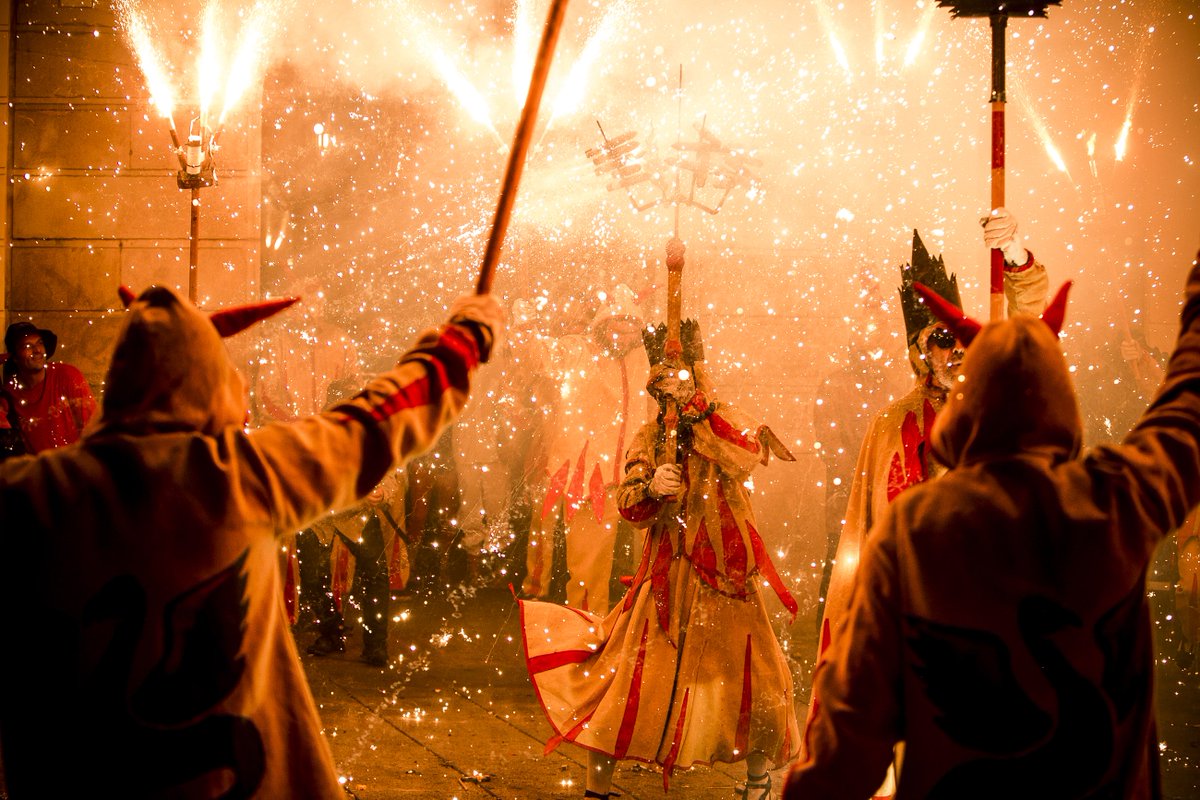 HO CREMAREM TOT 🔥 i tu, ja estàs llesta per l’#encesa? No hi faltis que passem llista!  Diumenge a les 19:00 davant l'Ajuntament de Mataró  #somsantes #somMataró