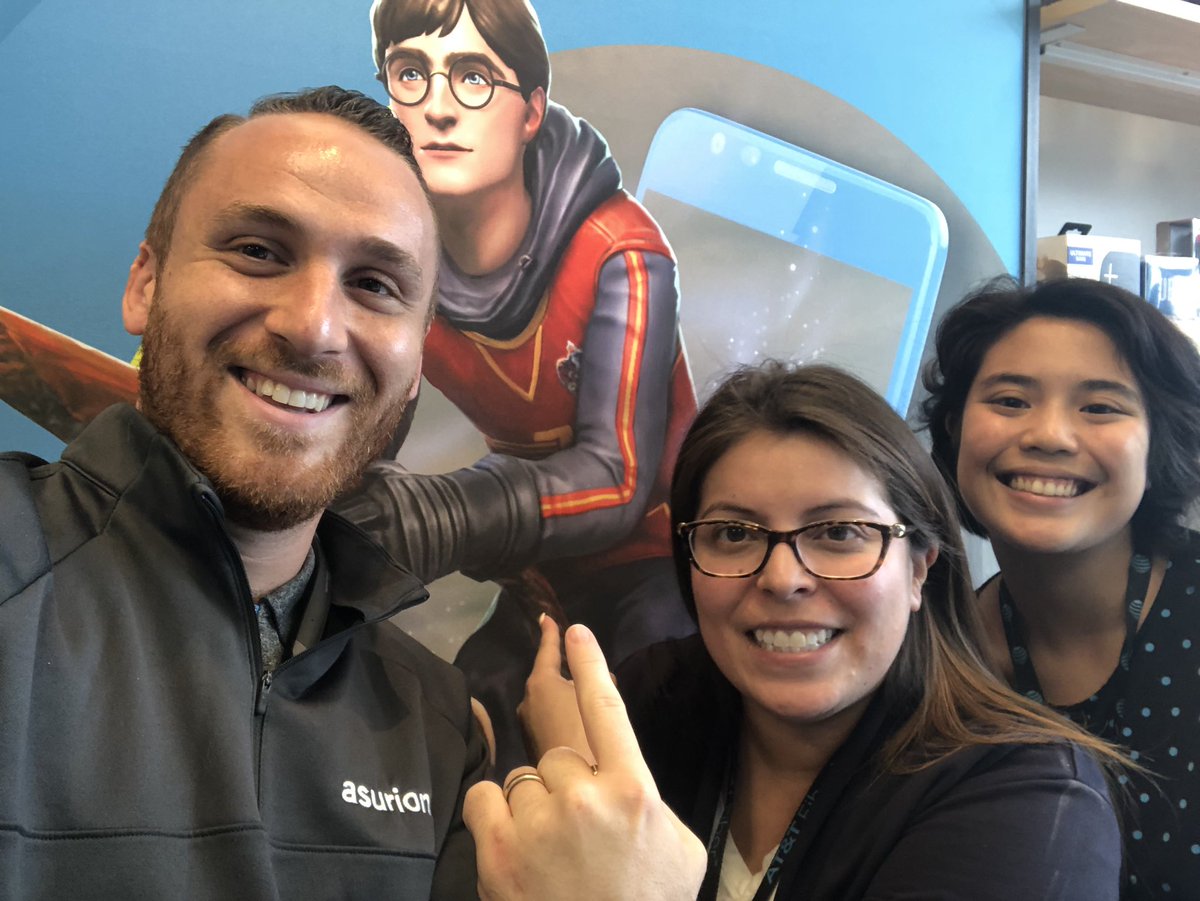 ProTechAndrew's tweet photo. Not only did Tina chase down a cop & fill him in on FirstNet, she’s double green for %protected & bundle mix #MPPMVP #BundleBeast @Alina54634330 @OanaCioata @PaulaVofGLM #connectedandprotected @CR_ProTech @ProTechCalle https://t.co/vwqKUACIhV