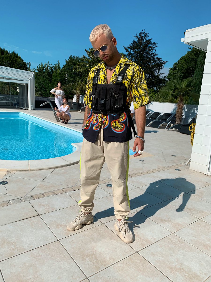 Ma2x's tweet photo. Rendez-vous vendredi à 18h. 🎥 #NouveauClip 🌴🌈 https://t.co/a7yoLe5SYi