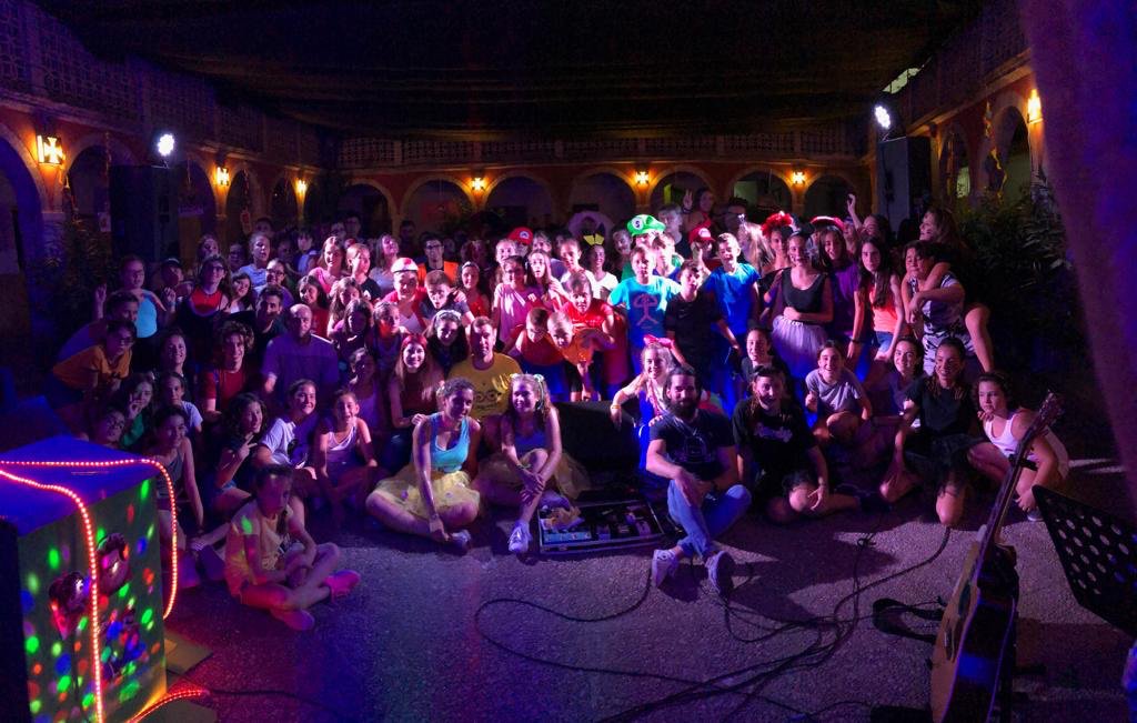 INDIMUSICA's tweet photo. Justo hace una semana estábamos en Benejama con todas estas personitas preciosas!!! 😍 Gracias por una noche tan mágica!!!💫 #romperalph #changethegame #campamento #livemusic #summershows https://t.co/h5KYsTjKul