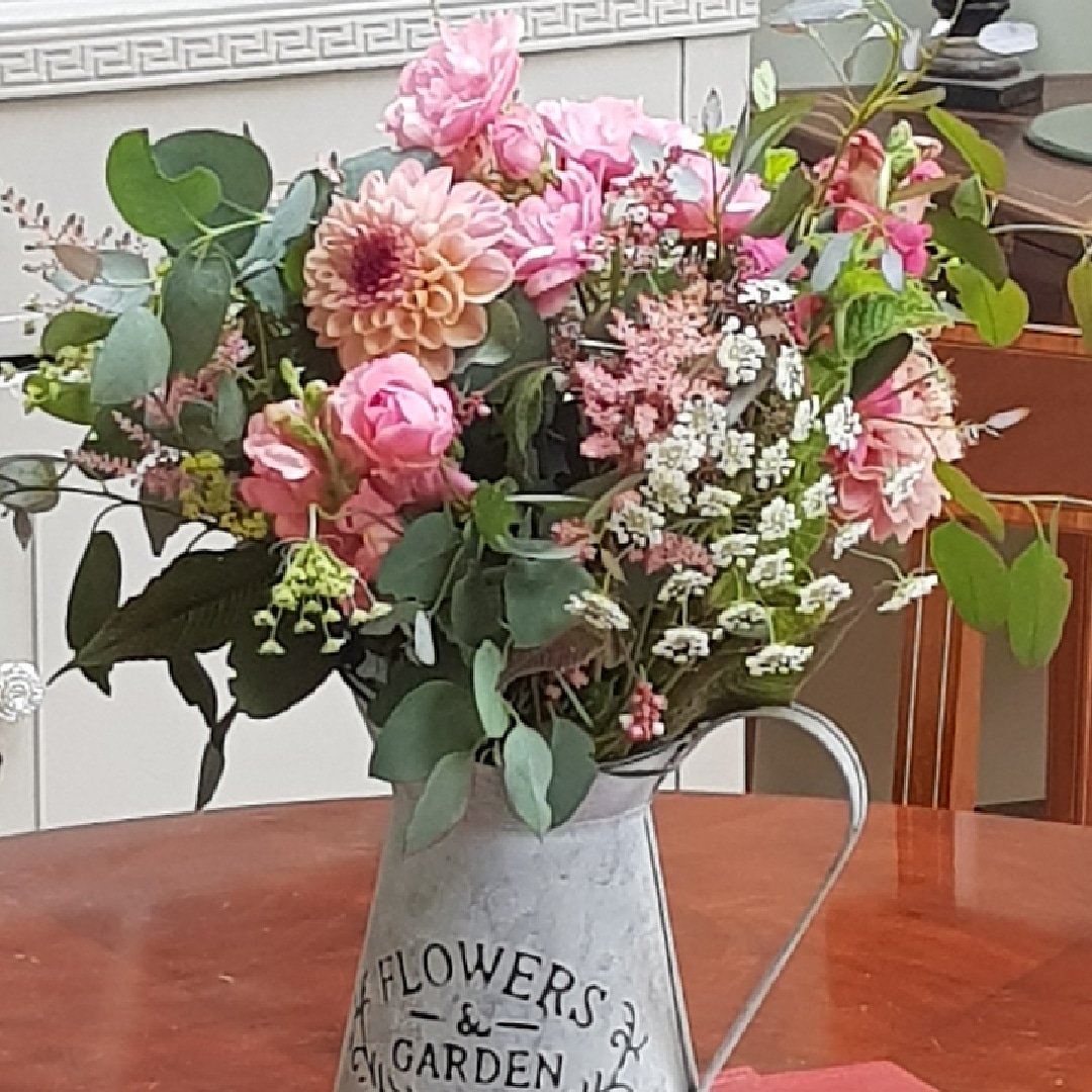 BumblebeeFarm_'s tweet photo. Join us for our open day Sunday 21st July with @EAttwell see our #nectarrich seasonal flowers in all their glory!! #scentsofsummer #tasteofsummer #ethicallygrown #sustainableflowers
@FionaMDonnelly love the photo of our flowers😘 https://t.co/tJllVyFZL7