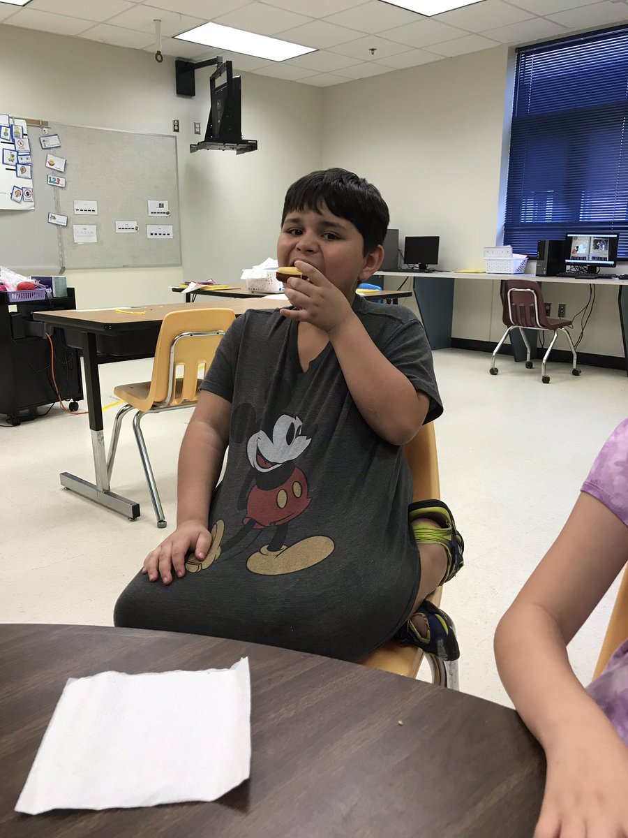 Briosbuzz's tweet photo. Cooking and enjoying some corn dog muffins at ESY! #n2y #unique #ecisdspeded #lifeskillslife #sensory #vocational #ectweets https://t.co/IdSQbn92gg