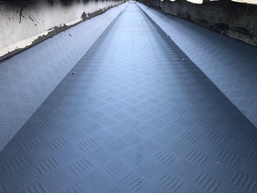 WeatherFAST's tweet image. Some before and afters of our WeatherFold bespoke gutter lining system recently installed by @abroofingsol a great job as always. 

0.6mm steel with a 1.2mm Fatra coated membrane. 

25 year guarantee

For more info get in touch 
Sales@weatherfast.co.uk 

 #gutters #weatherfast