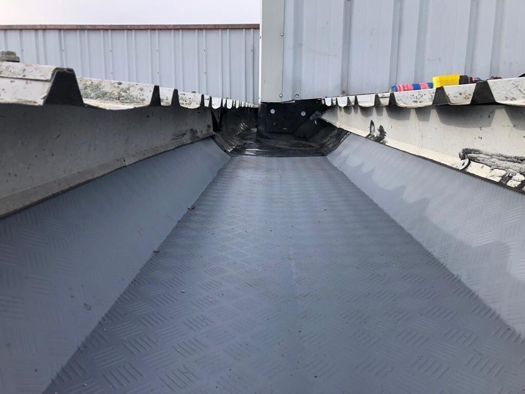 WeatherFAST's tweet image. Some before and afters of our WeatherFold bespoke gutter lining system recently installed by @abroofingsol a great job as always. 

0.6mm steel with a 1.2mm Fatra coated membrane. 

25 year guarantee

For more info get in touch 
Sales@weatherfast.co.uk 

 #gutters #weatherfast