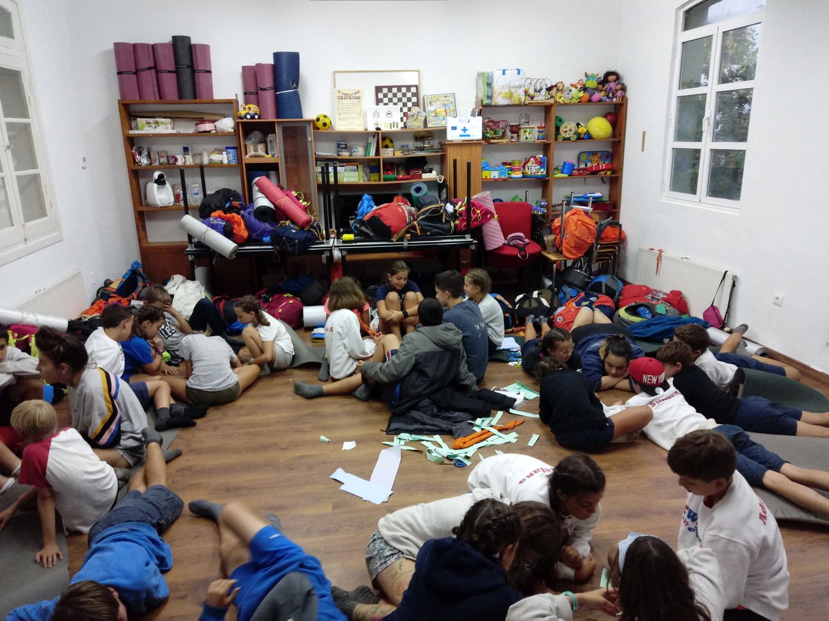 Hemos seguido hoy por la senda del oso! Es iiincreible. Y ahora estamos creando nuestro propio cuento inspirado en Coco