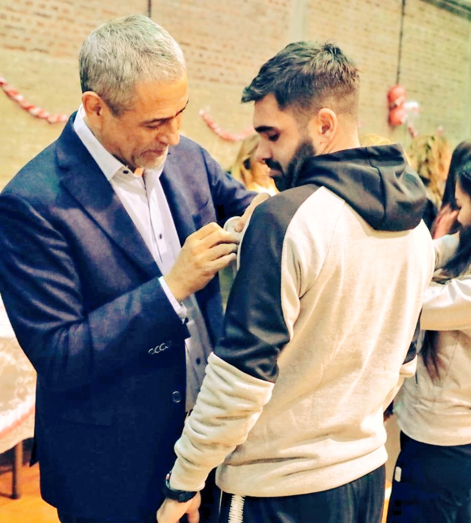 sebadiaz85_ok's tweet photo. A él le debo lo que soy y es una motivación a ser aún mejor y a querer hacer mas de lo que hago. Eternamente agradecido! #JorgeFerraresi #ElMejorIntendente #GranConductor #EjemploDeMilitancia #EntregaDeLaI #ISFD101 #Profesorado #EducacionFisica #Avellaneda #EducacionPublica https://t.co/jsqHtYx0bD