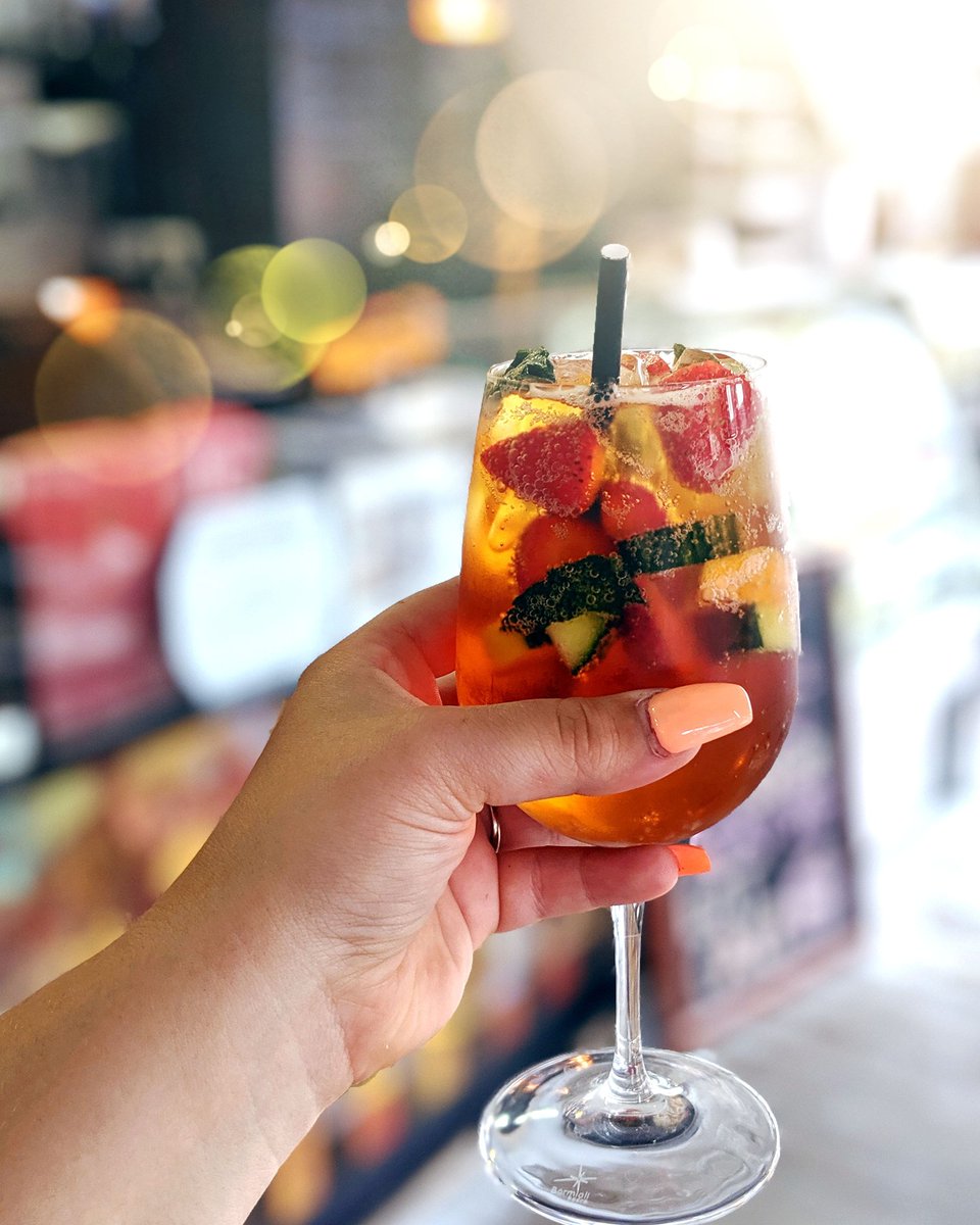 Congratulations to all Canterbury graduates this week! 🎓 Come and celebrate with us at Eleto, just around the corner from #canterburycathedral 😄🥂