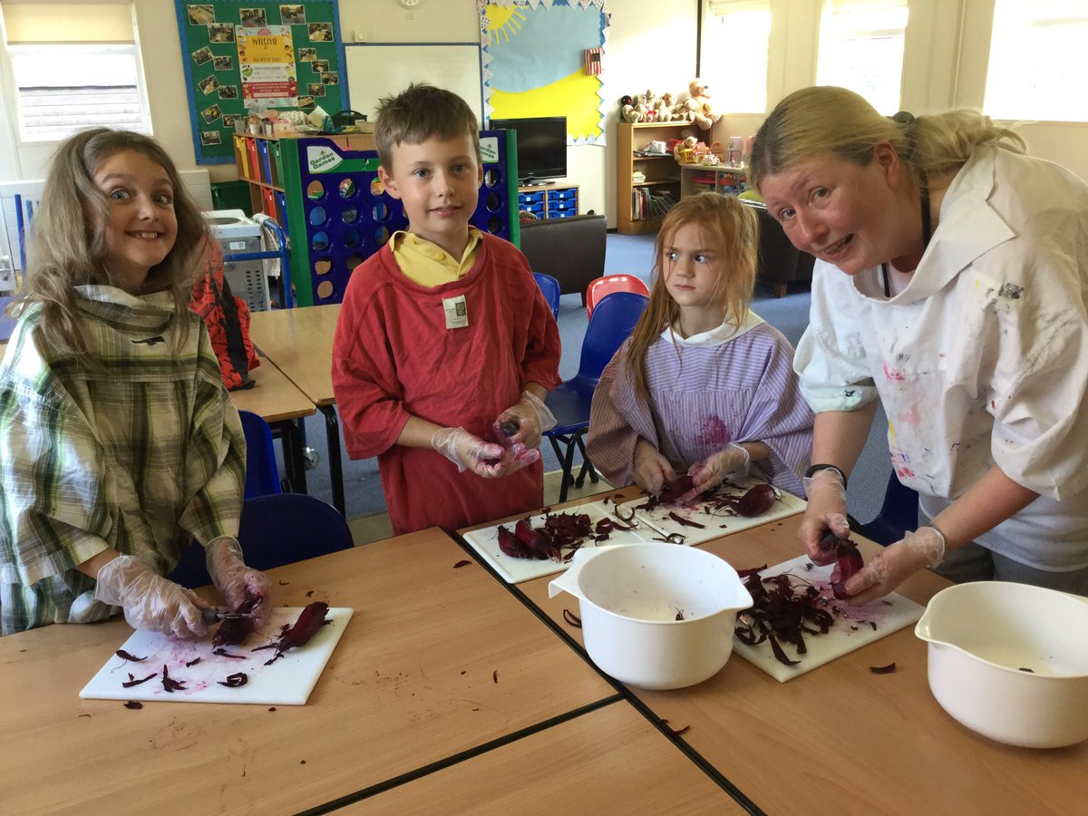 TheRichmondPri's tweet photo. Mrs Leverseige has just taken some freshly grown beetroot out of the garden! #BeetrootChips #FreshProduce #Garden #Cooking https://t.co/c63OvYAmVh