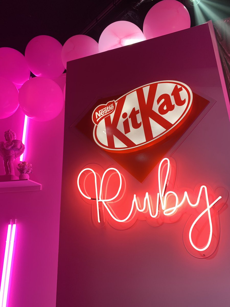 dna_magazine's tweet photo. Pink is the sweetest flavor 🍫💗| #dnaloves @KitKatMexico #unexpectedbreak https://t.co/Fb0CZBFoJs