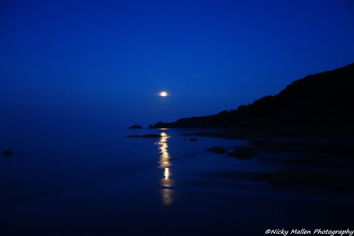 Catching the #PartialLunarEclipse over #Saundersfoot Bay - brilliant from 
<a href="/MySaundersfoot/">Love Saundersfoot</a> #WelshPassion from #PeoplewithPassion at #ItsyourWales