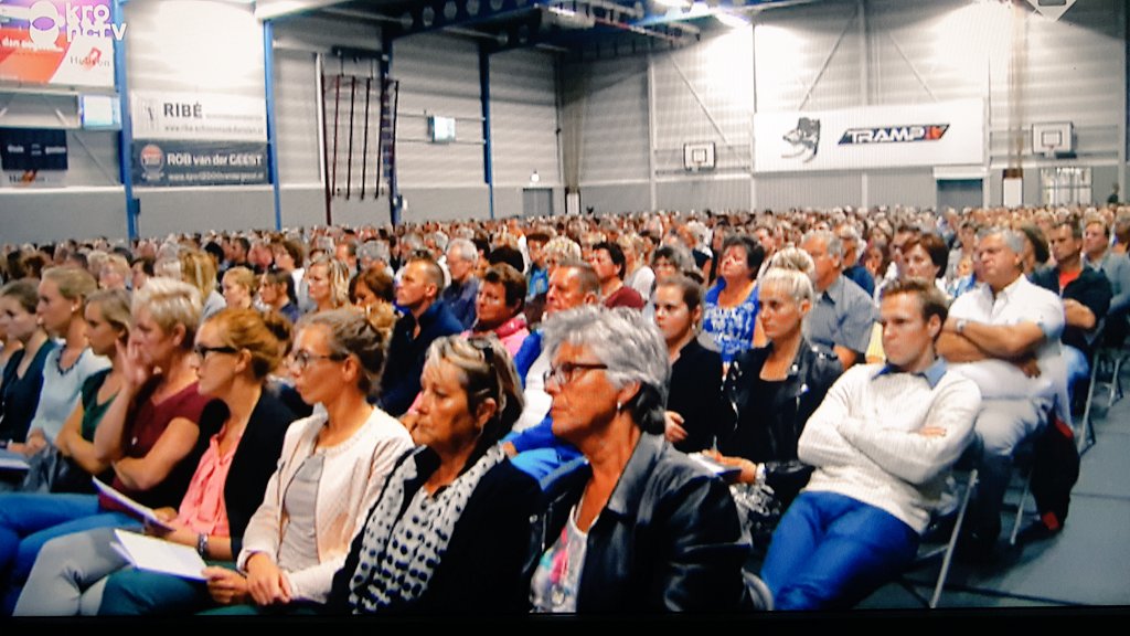 marcelbar8's tweet image. #DeoorlogisOudAdebinnengekomen

Mooie schets van het leven in #OudAde na de ramp met de #MH17. Dorp onder de rook van Leiden, middenin het Groene Hart van de Randstad. Saamhorigheid; niet verstikkend, maar oprecht en betrokken. Elk (groot) nadeel, heeft gelukkig ook zijn voordeel