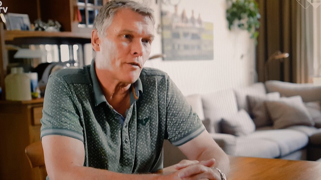 marcelbar8's tweet image. #DeoorlogisOudAdebinnengekomen

Mooie schets van het leven in #OudAde na de ramp met de #MH17. Dorp onder de rook van Leiden, middenin het Groene Hart van de Randstad. Saamhorigheid; niet verstikkend, maar oprecht en betrokken. Elk (groot) nadeel, heeft gelukkig ook zijn voordeel