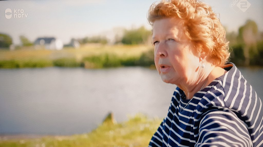 marcelbar8's tweet image. #DeoorlogisOudAdebinnengekomen

Mooie schets van het leven in #OudAde na de ramp met de #MH17. Dorp onder de rook van Leiden, middenin het Groene Hart van de Randstad. Saamhorigheid; niet verstikkend, maar oprecht en betrokken. Elk (groot) nadeel, heeft gelukkig ook zijn voordeel