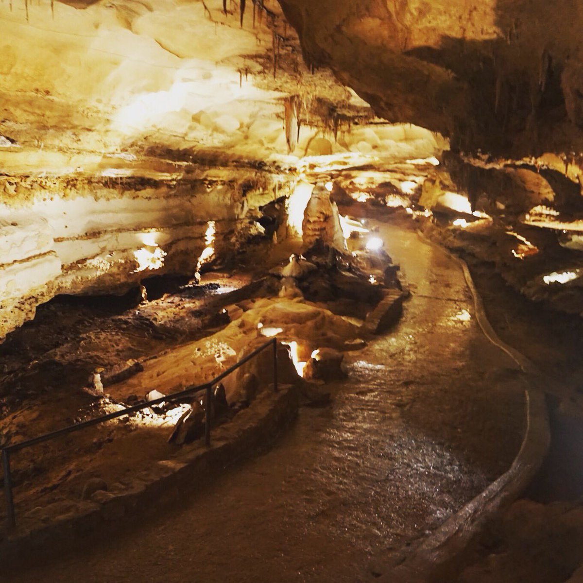 InnerSpaceCave's tweet image. Our Discovery Room is huge! But it's still just the second largest room in our cave. Can you imagine coming down a small hole and being greeted with this sight?