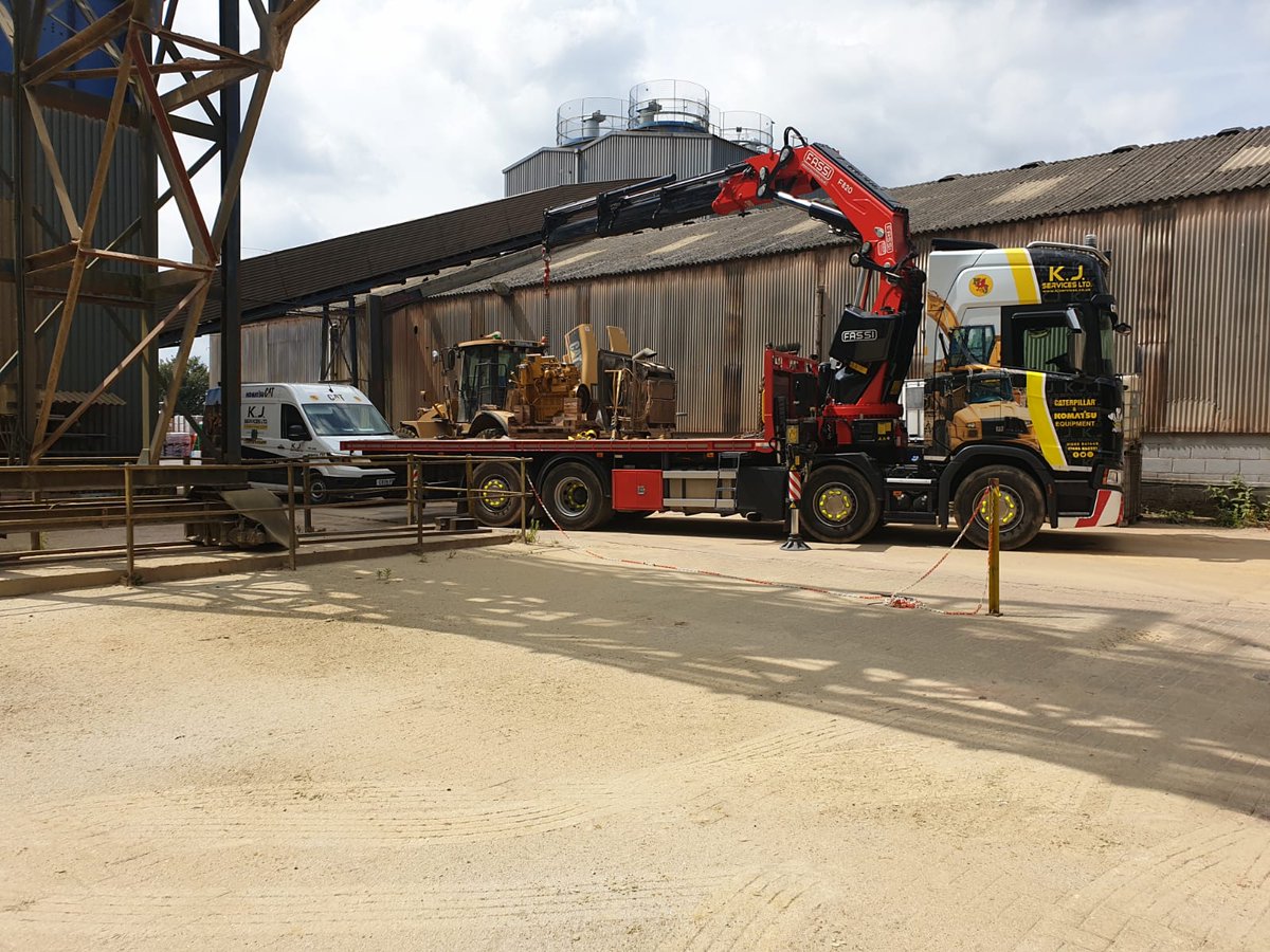 KJ_Services's tweet photo. The Scania R500 Assisting Our Service Engineer Removing An Engine Out Of A Customers Caterpillar 950H Wheel Loader Today! #KJServicesLtd #FieldService #Engineers #HiabHire #Scania #R500 #Fassi #F820 https://t.co/CPIVliiuiu