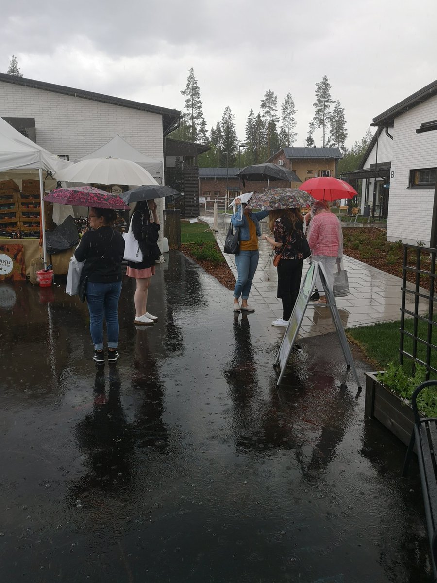 Onneksi Kouvolan #asuntomessut tarjoaa runsaasti sateensuojaa kesäsateen kastellessa. #Asikkala palvelee kelillä kuin kelillä ☺️