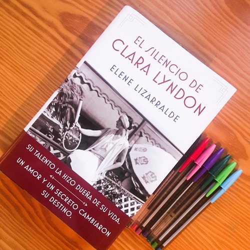 Alex24Solis's tweet photo. Disfruta de este verano con la novela #ElSilencioDeClaraLyndon 📚de @EleneLizar. 

Una historia inspiradora ambientada en una época donde ser una profesional raquetista requería mucho valor, persistencia y amor. 

#LibrosConAlma #lecturadeverano

👉 https://t.co/XA689Pfs0u https://t.co/SwMKmniC02