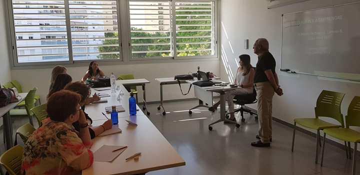 LanzaderaLH's tweet photo. Hemos tenido la grata visita de Llorenç Macías de SECOT nos ha dado las claves para empresariales de Canvas &amp; Lean Start Up. Nos dijo muy sabiamente     "Si no te dan el trabajo q te gusta,haz con gusto el trabajo q te dan" @LanzaderaLH https://t.co/nfJPPBU2Jv