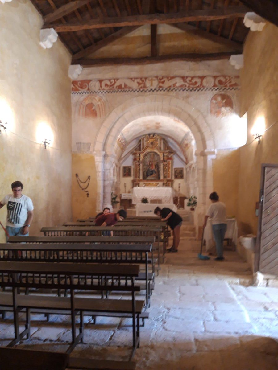 edith_stbc's tweet photo. Hemos comenzado con los trabajos de ayuda en el pueblo... limpieza de la ermita y juegos y charleta con los abuelos...
#StbcNavares2019 https://t.co/grOHKOjdYv
