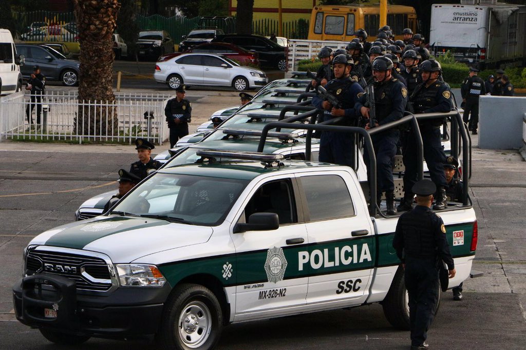 GobCDMX's tweet photo. Ya son más de 400 patrullas nuevas, equipadas con la mejor tecnología, vigilando las calles de la ciudad.

Hoy hicimos la cuarta entrega, esta vez en @A_VCarranza: 
91 unidades para los 51 cuadrantes de la alcaldía 👮🏻‍♀👮🏻‍♂🚓
Tu seguridad es nuestra prioridad. #CiudadSegura https://t.co/e42szAeDa1