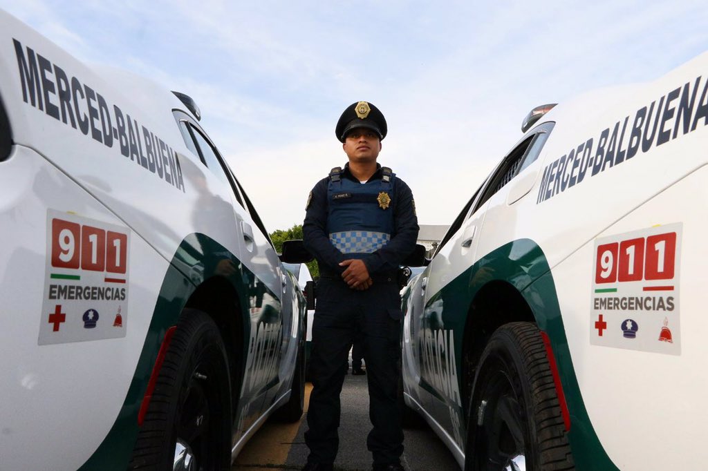 GobCDMX's tweet photo. Ya son más de 400 patrullas nuevas, equipadas con la mejor tecnología, vigilando las calles de la ciudad.

Hoy hicimos la cuarta entrega, esta vez en @A_VCarranza: 
91 unidades para los 51 cuadrantes de la alcaldía 👮🏻‍♀👮🏻‍♂🚓
Tu seguridad es nuestra prioridad. #CiudadSegura https://t.co/e42szAeDa1