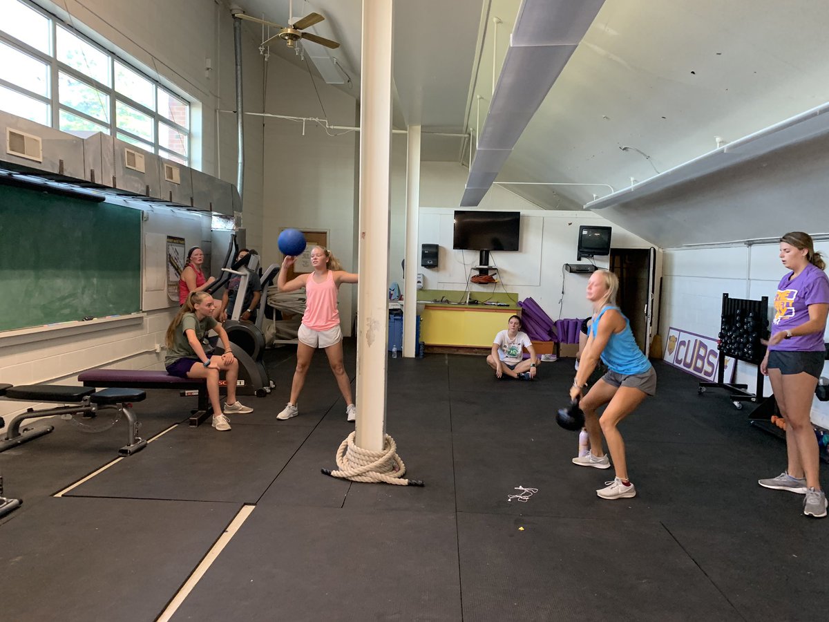 kgeorge4213's tweet photo. Great circuit workout before we lifted this morning. Proud of all the time and work these ladies have put in this summer. I asked them what it takes to be good, to be great? A little bit more in all you do! #summerweights https://t.co/7Lp0X2lwnf