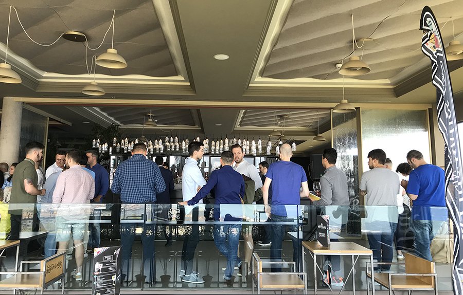 GinPuertoIndias's tweet photo. Más de 300 profesionales del sector #horeca asisten  a #GaliciaExperience, el evento sensorial que #PuertodeIndias ha celebrado en A Coruña en el que han podido descubrir a través de los sentidos la historia, el sabor y el aroma de sus ginebras 🍸🍓🍋🍊 👇
https://t.co/5WC2V6yfiI https://t.co/9bAcJYA7iN