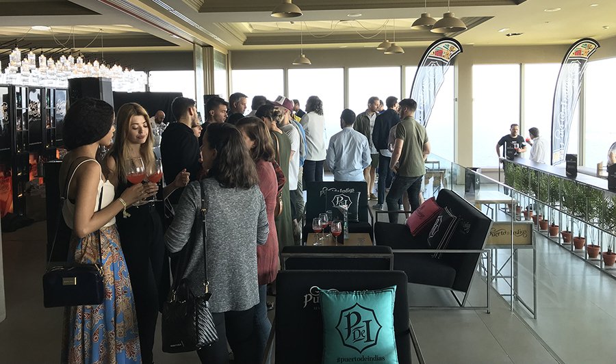 GinPuertoIndias's tweet photo. Más de 300 profesionales del sector #horeca asisten  a #GaliciaExperience, el evento sensorial que #PuertodeIndias ha celebrado en A Coruña en el que han podido descubrir a través de los sentidos la historia, el sabor y el aroma de sus ginebras 🍸🍓🍋🍊 👇
https://t.co/5WC2V6yfiI https://t.co/9bAcJYA7iN