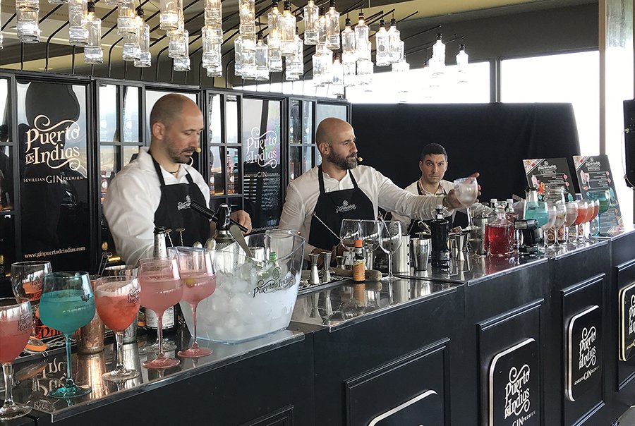 GinPuertoIndias's tweet photo. Más de 300 profesionales del sector #horeca asisten  a #GaliciaExperience, el evento sensorial que #PuertodeIndias ha celebrado en A Coruña en el que han podido descubrir a través de los sentidos la historia, el sabor y el aroma de sus ginebras 🍸🍓🍋🍊 👇
https://t.co/5WC2V6yfiI https://t.co/9bAcJYA7iN