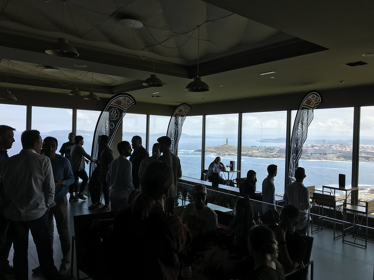 GinPuertoIndias's tweet photo. Más de 300 profesionales del sector #horeca asisten  a #GaliciaExperience, el evento sensorial que #PuertodeIndias ha celebrado en A Coruña en el que han podido descubrir a través de los sentidos la historia, el sabor y el aroma de sus ginebras 🍸🍓🍋🍊 👇
https://t.co/5WC2V6yfiI https://t.co/9bAcJYA7iN