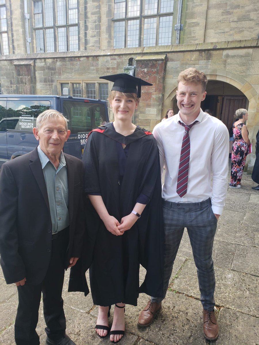PalaeoMegan's tweet photo. Had a lovely few days back in Bangor and Menai Bridge graduating from my masters with some of my favourite people 👩🎓🎉 thanks to everyone @sos_bangor_uni and @BangorUni for a great year! Now back to work @GeogNUIG! #Morpalaeolab https://t.co/Dw8YxzTS8S