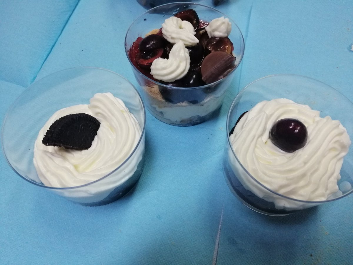 arundaactiva's tweet photo. Durante esta mañana nuestra compañera @ingridjruiz nos ha ofrecido unos #talleres de #manualidades y #postres para entrenar sus #habilidades, #capacidades y #competencias. Hemos aprendido divertiéndonos @FundacionSMLRPH @Lanzaderas_EES @AytoRonda @fundacionTef @AndaluciaJunta https://t.co/Qs1ZplXWbt